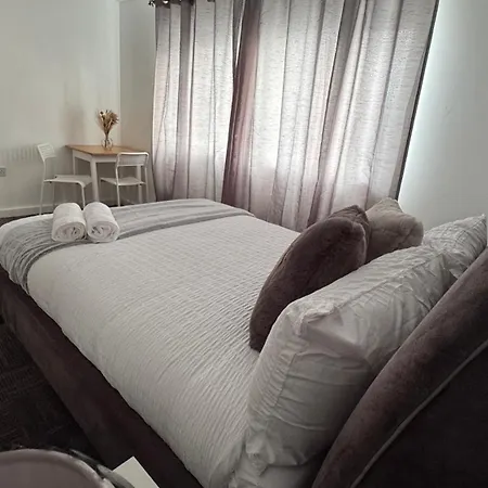 بيت ضيافة The Snug Shared House *